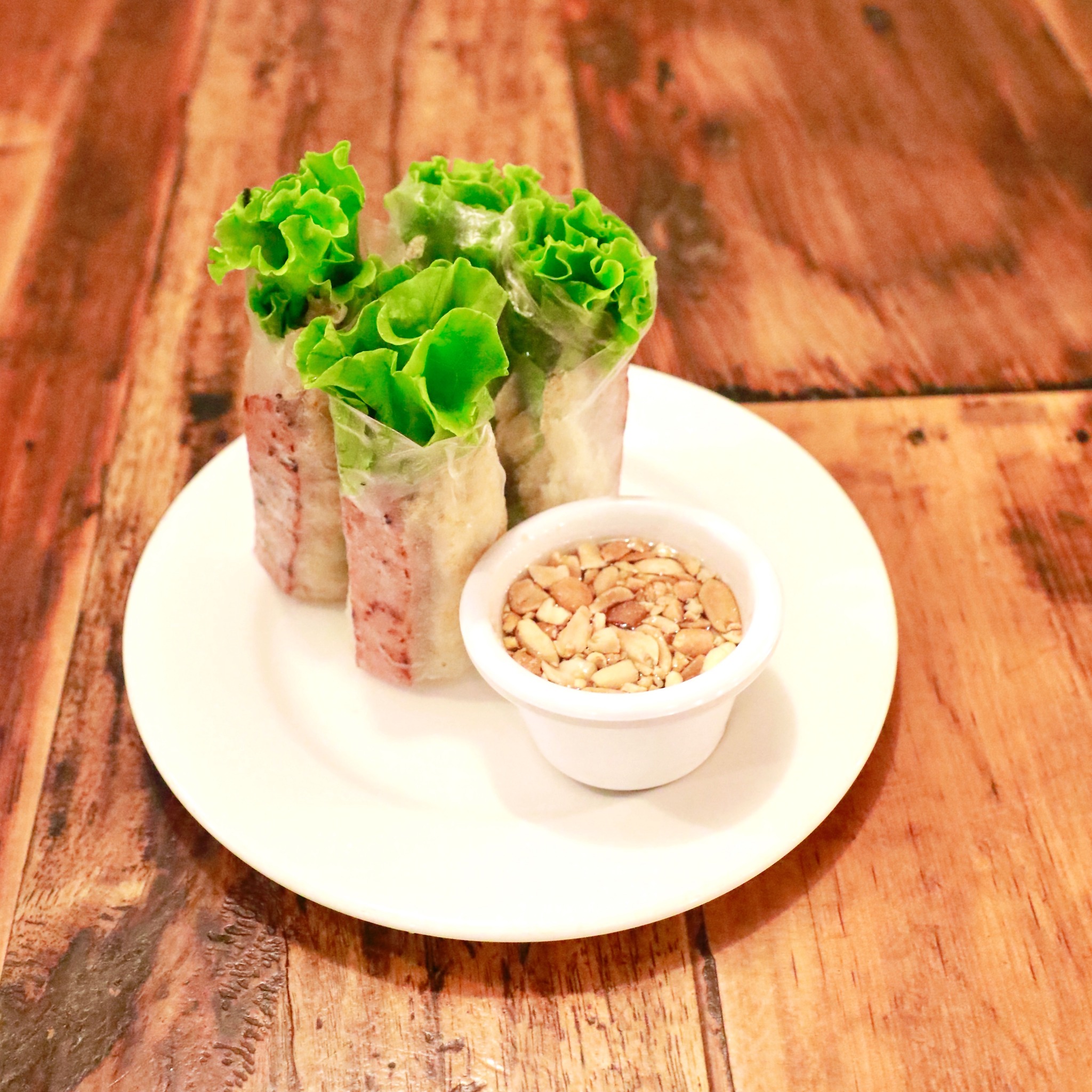 Fresh Vietnamese spring rolls with peanut dipping sauce at La Cà 38th