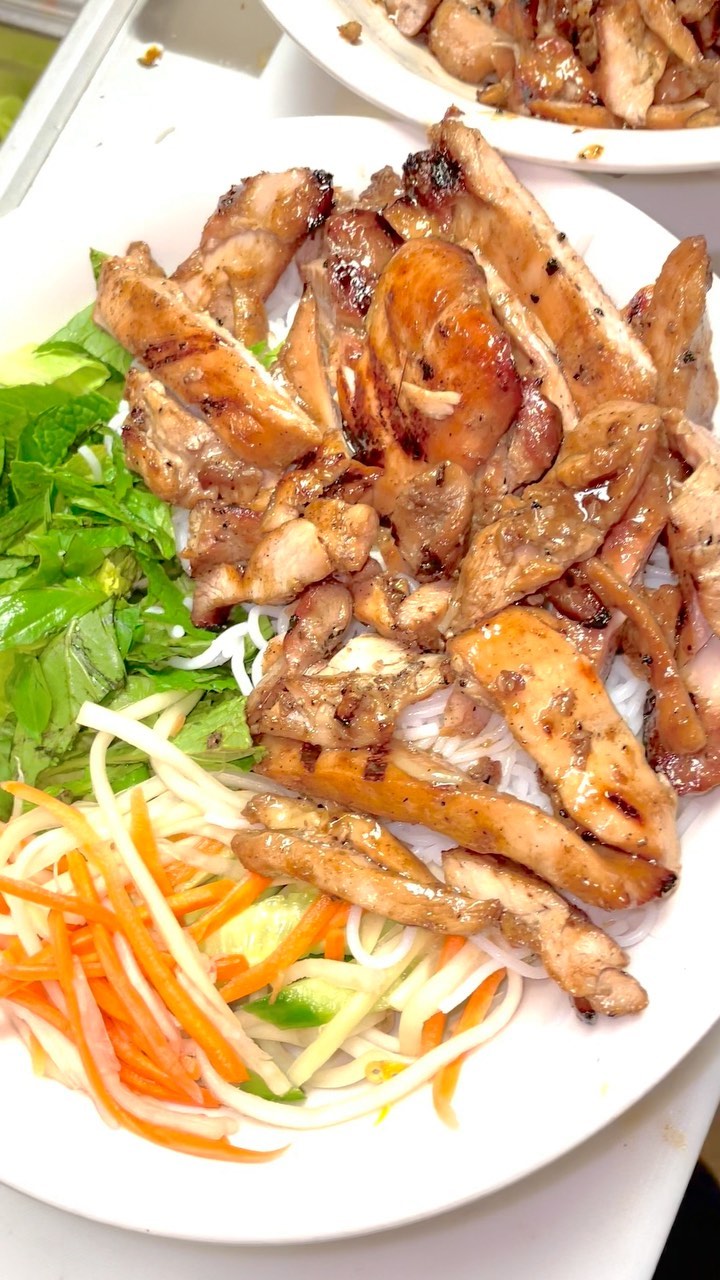 Grilled chicken vermicelli with pickled vegetables at La Cà 38th